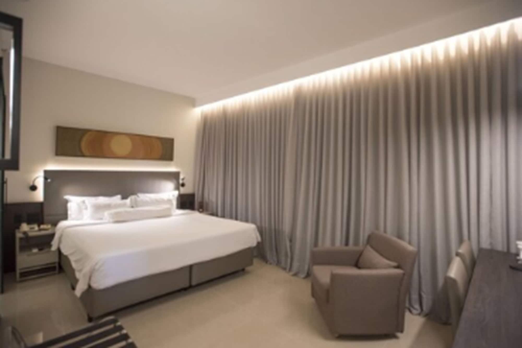 Royal Boutique Savassi Hotel เบโลโอรีซอนชี ภายนอก รูปภาพ A bedroom at the hotel