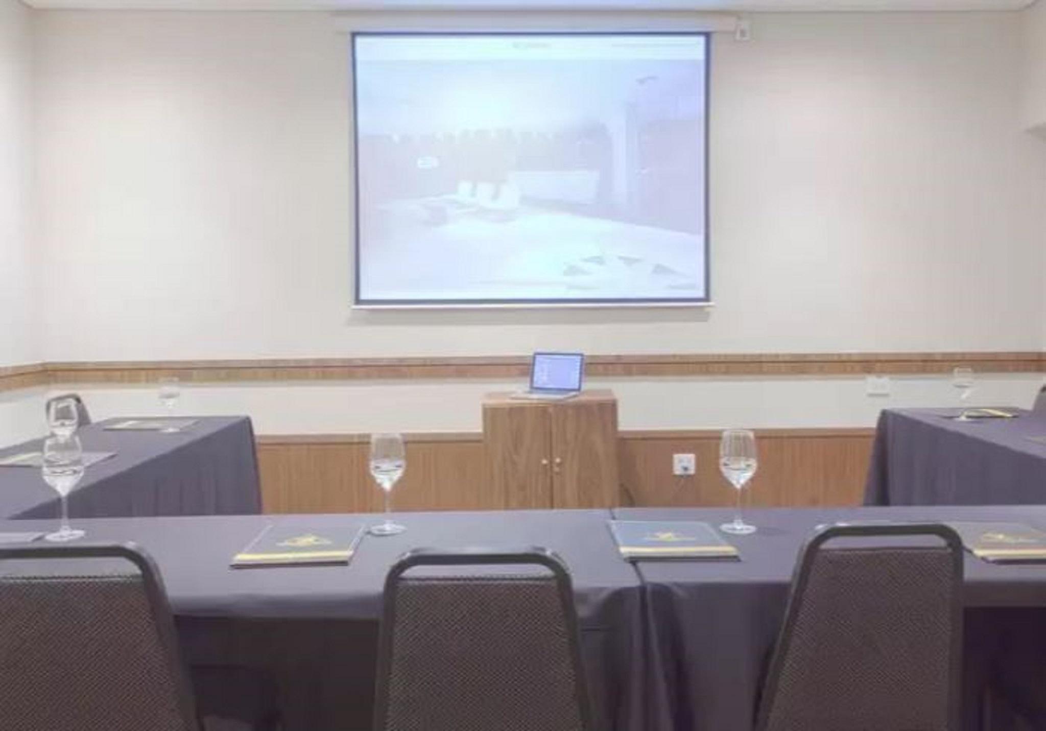 Royal Boutique Savassi Hotel เบโลโอรีซอนชี ภายนอก รูปภาพ A projection screen in a meeting room