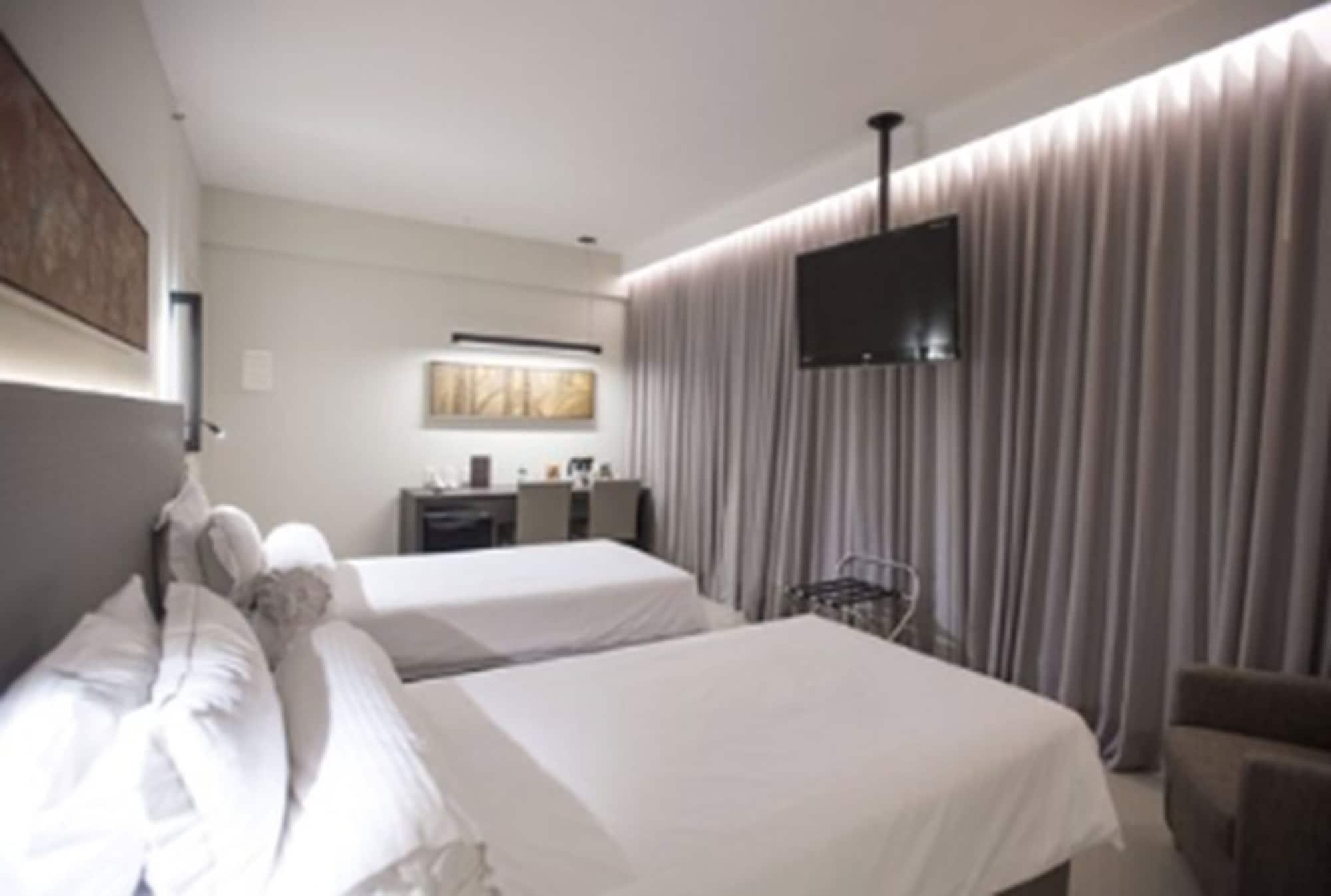Royal Boutique Savassi Hotel เบโลโอรีซอนชี ภายนอก รูปภาพ A room at the hotel