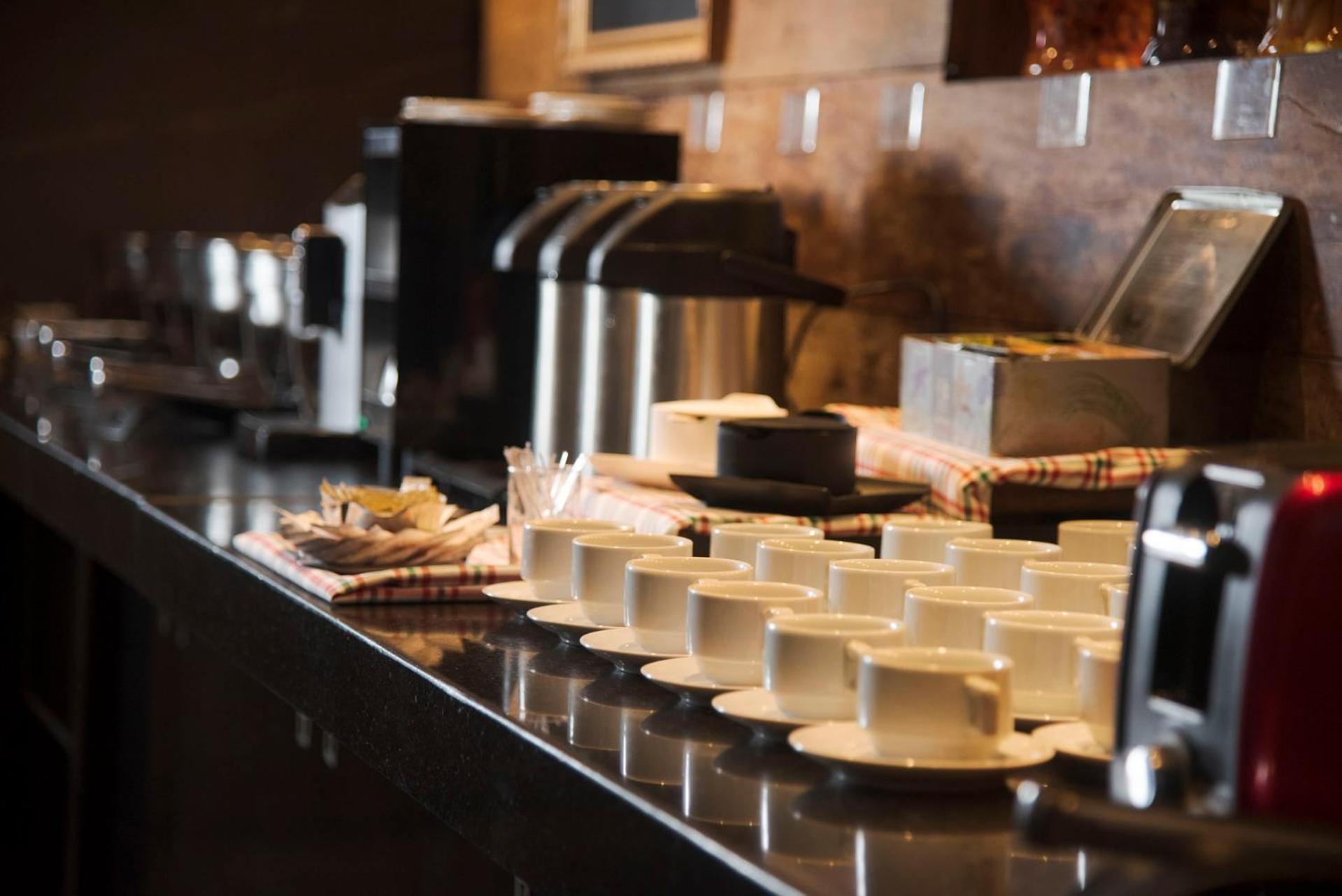 Royal Boutique Savassi Hotel เบโลโอรีซอนชี ภายนอก รูปภาพ Coffee service