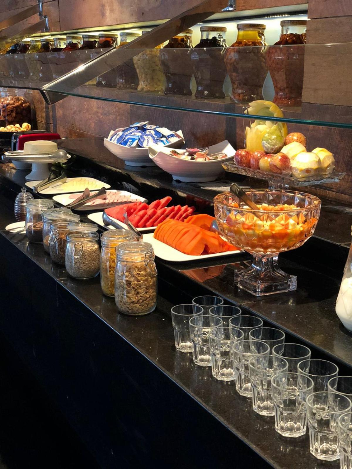Royal Boutique Savassi Hotel เบโลโอรีซอนชี ภายนอก รูปภาพ A breakfast buffet at a hotel