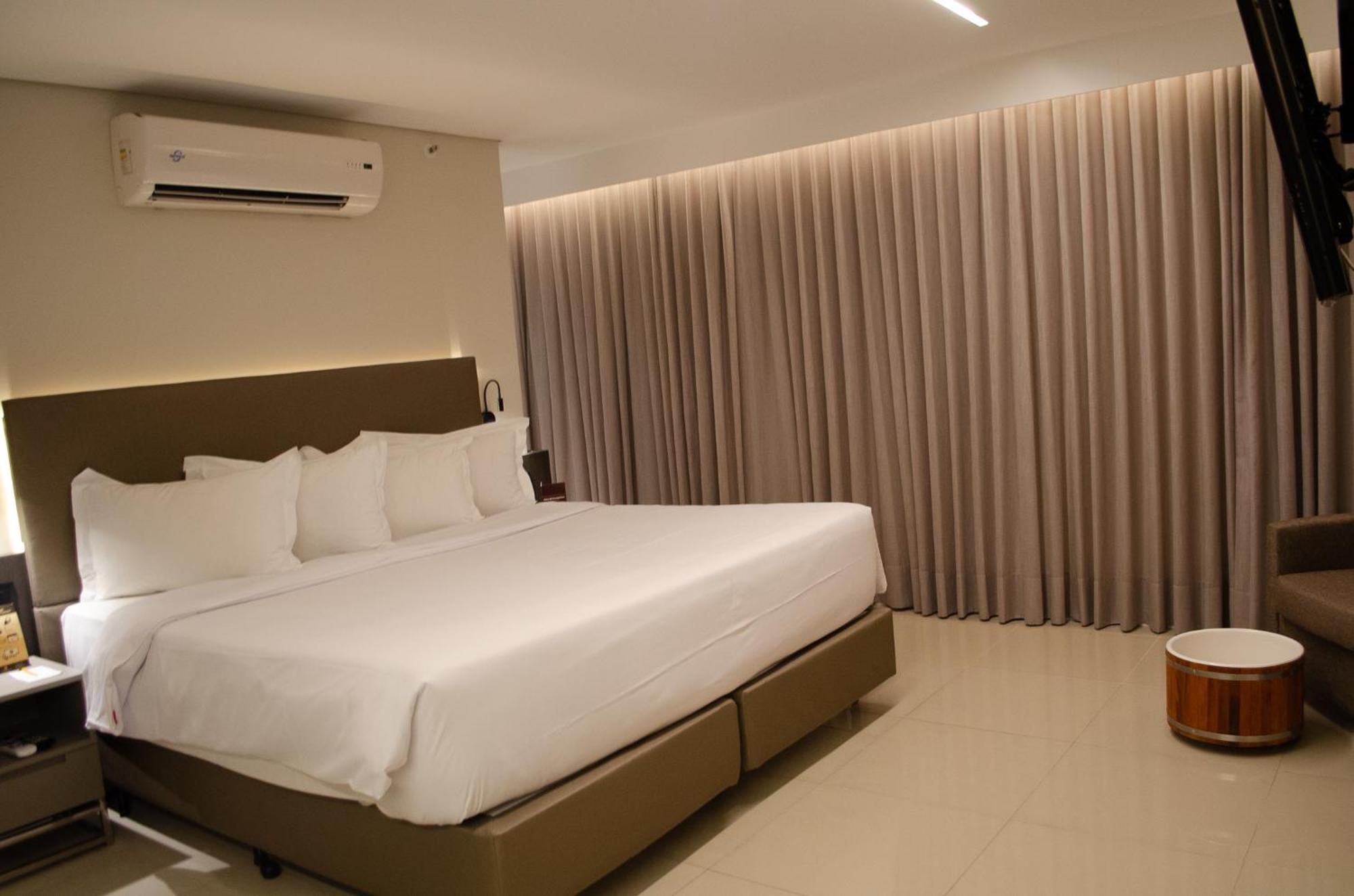 Royal Boutique Savassi Hotel เบโลโอรีซอนชี ภายนอก รูปภาพ A bedroom at the hotel