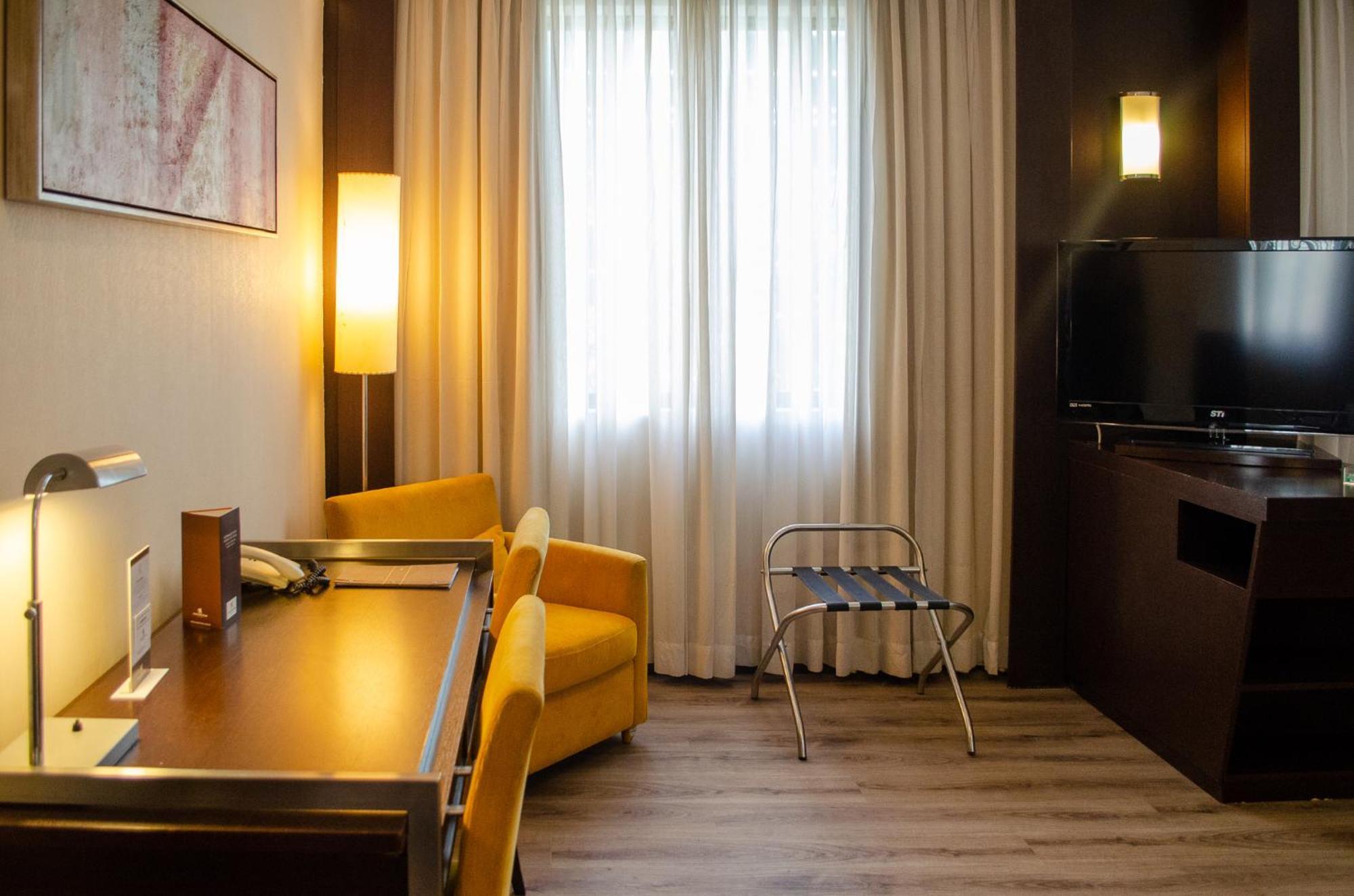 Royal Boutique Savassi Hotel เบโลโอรีซอนชี ภายนอก รูปภาพ A room at the hotel