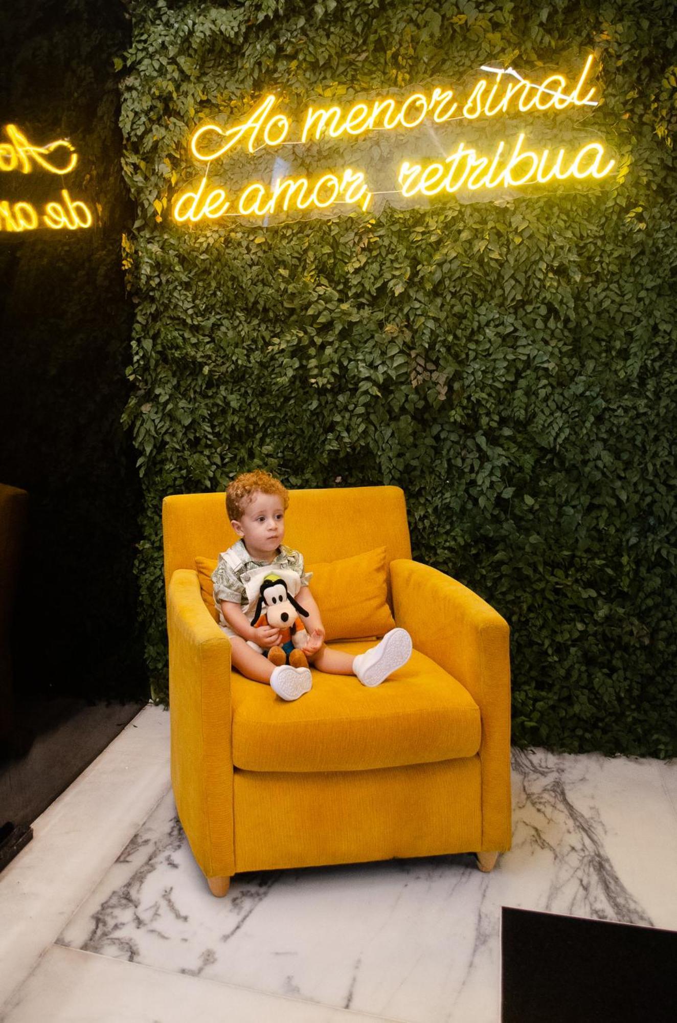 Royal Boutique Savassi Hotel เบโลโอรีซอนชี ภายนอก รูปภาพ A child with a Goofy plush