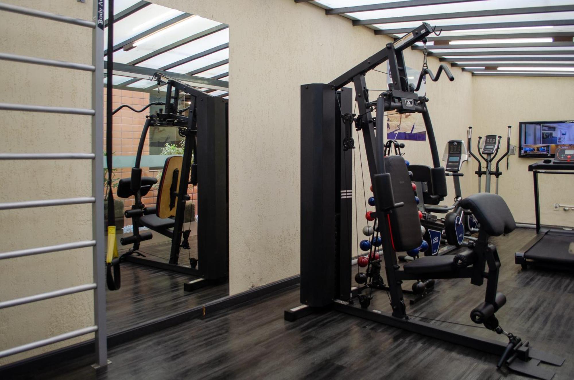 Royal Boutique Savassi Hotel เบโลโอรีซอนชี ภายนอก รูปภาพ A cable machine