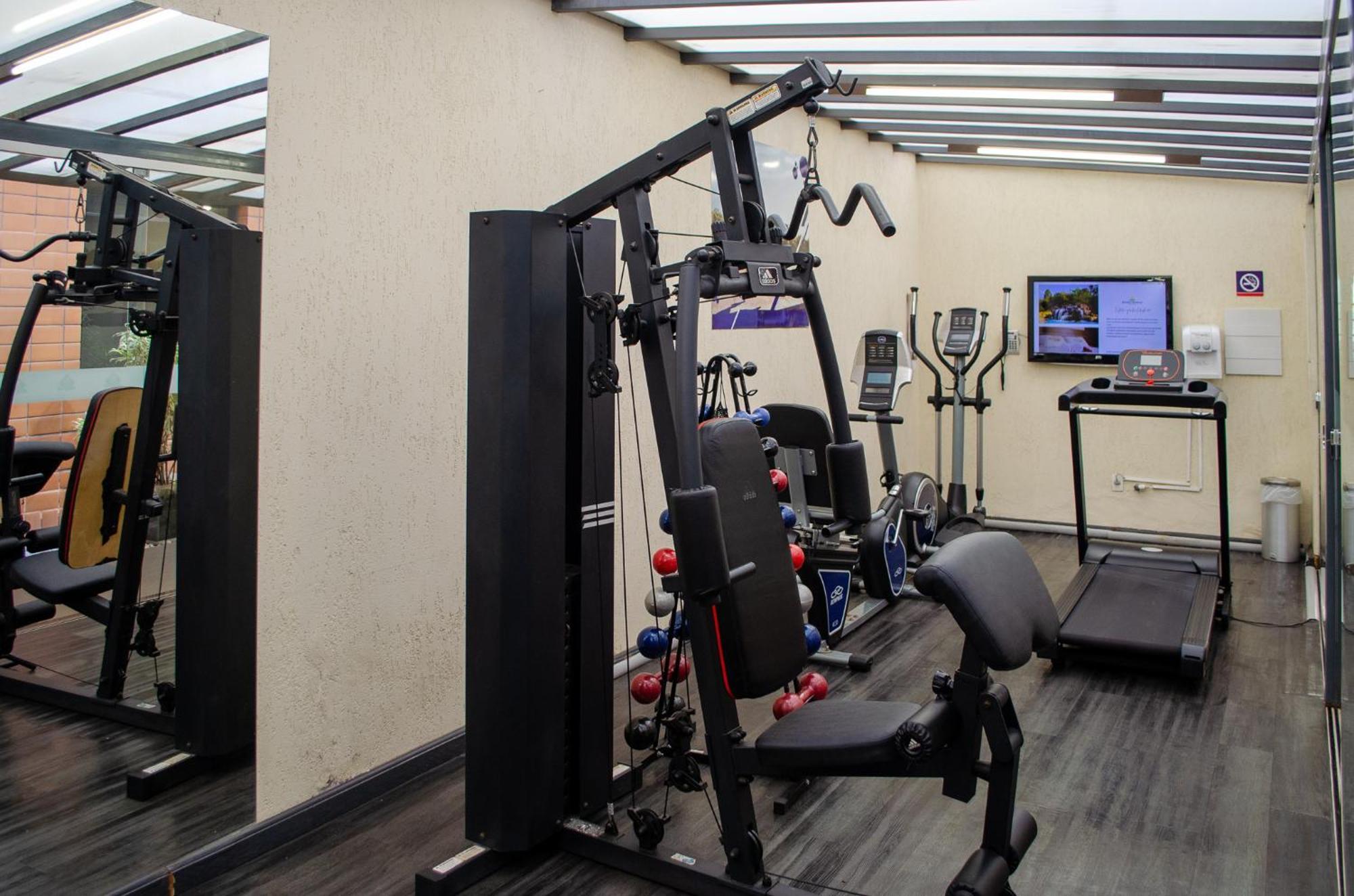 Royal Boutique Savassi Hotel เบโลโอรีซอนชี ภายนอก รูปภาพ A gym at the hotel
