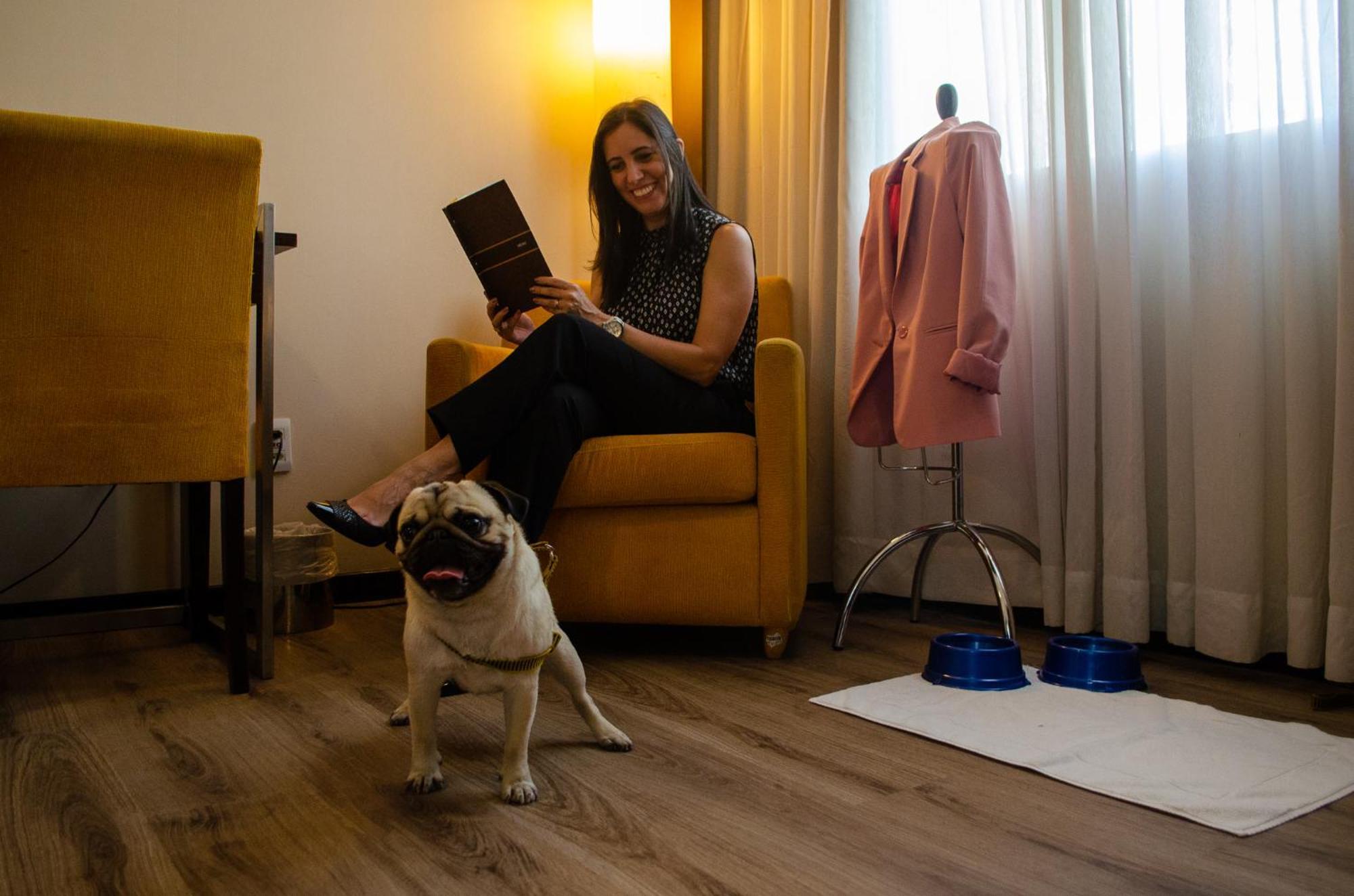 Royal Boutique Savassi Hotel เบโลโอรีซอนชี ภายนอก รูปภาพ A woman with her dog