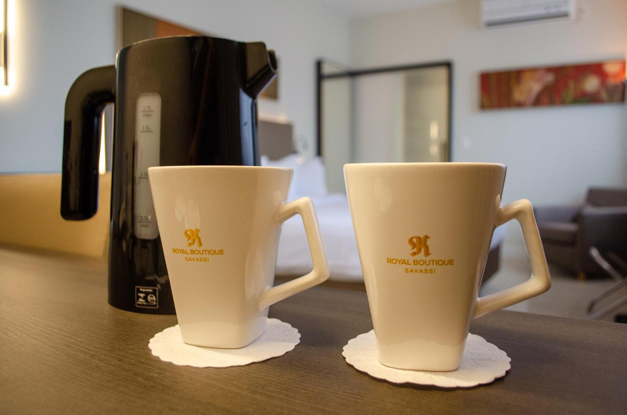 Royal Boutique Savassi Hotel เบโลโอรีซอนชี ภายนอก รูปภาพ A kettle and two cups