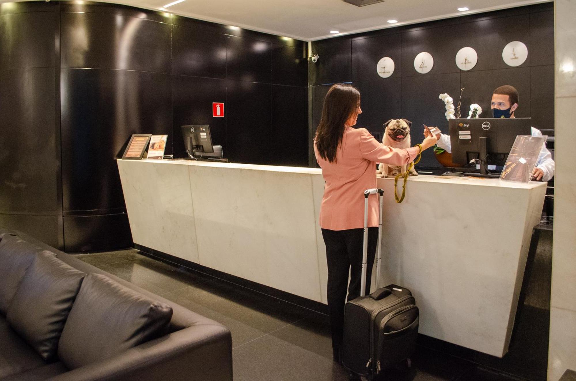 Royal Boutique Savassi Hotel เบโลโอรีซอนชี ภายนอก รูปภาพ A hotel receptionist at work