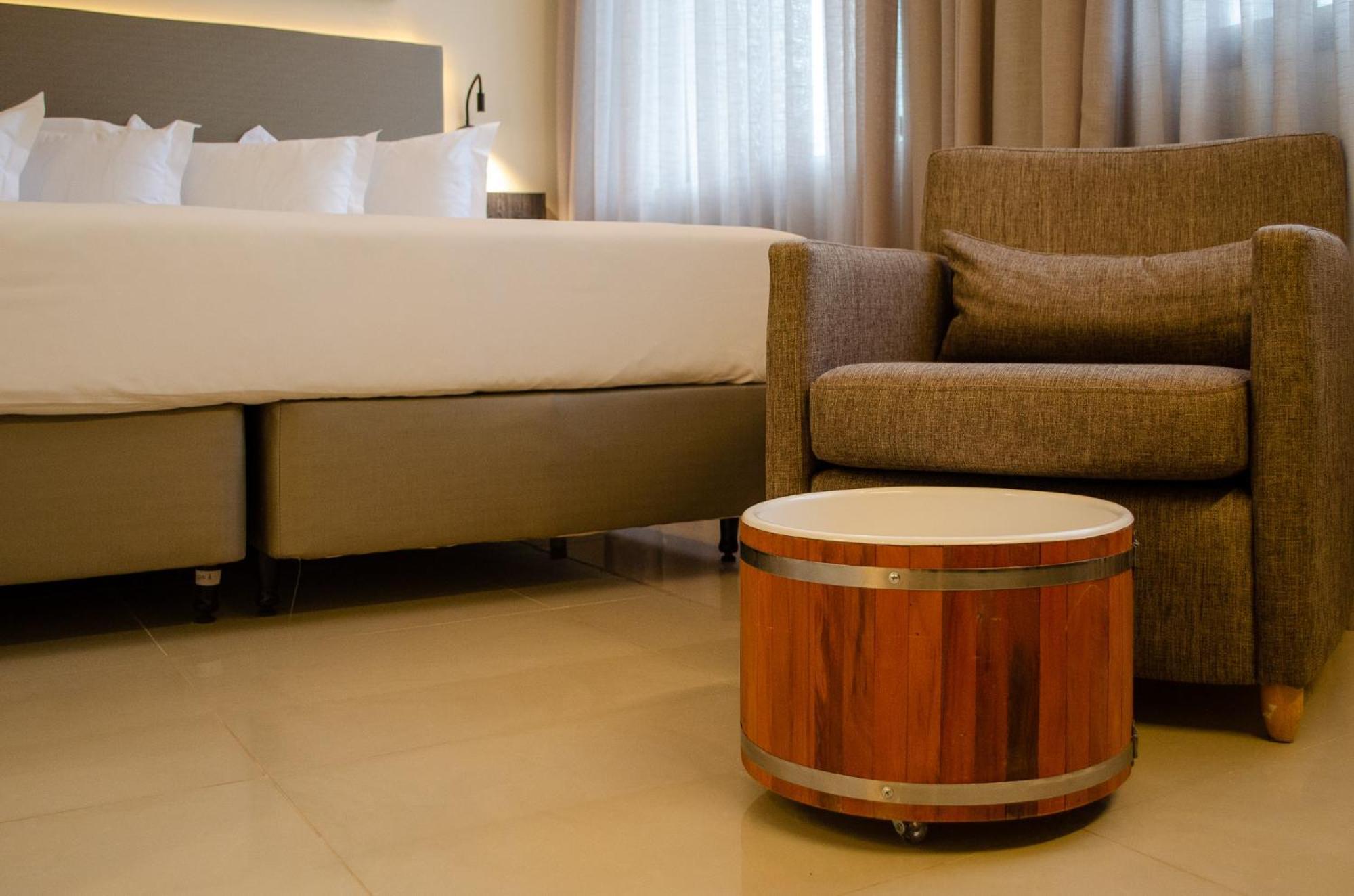 Royal Boutique Savassi Hotel เบโลโอรีซอนชี ภายนอก รูปภาพ A barrel table