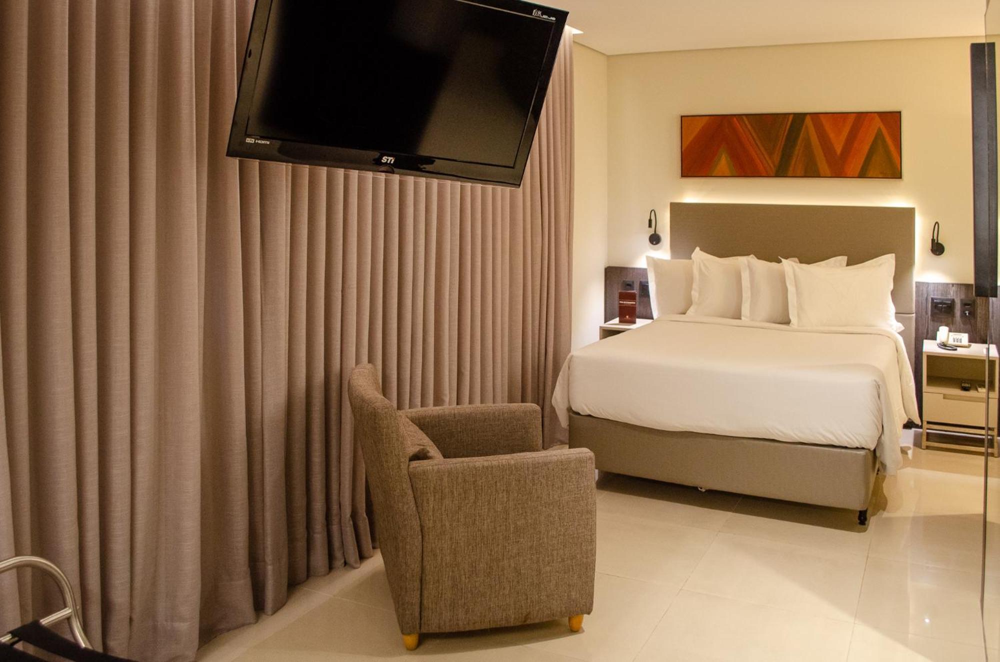 Royal Boutique Savassi Hotel เบโลโอรีซอนชี ภายนอก รูปภาพ A room at the hotel