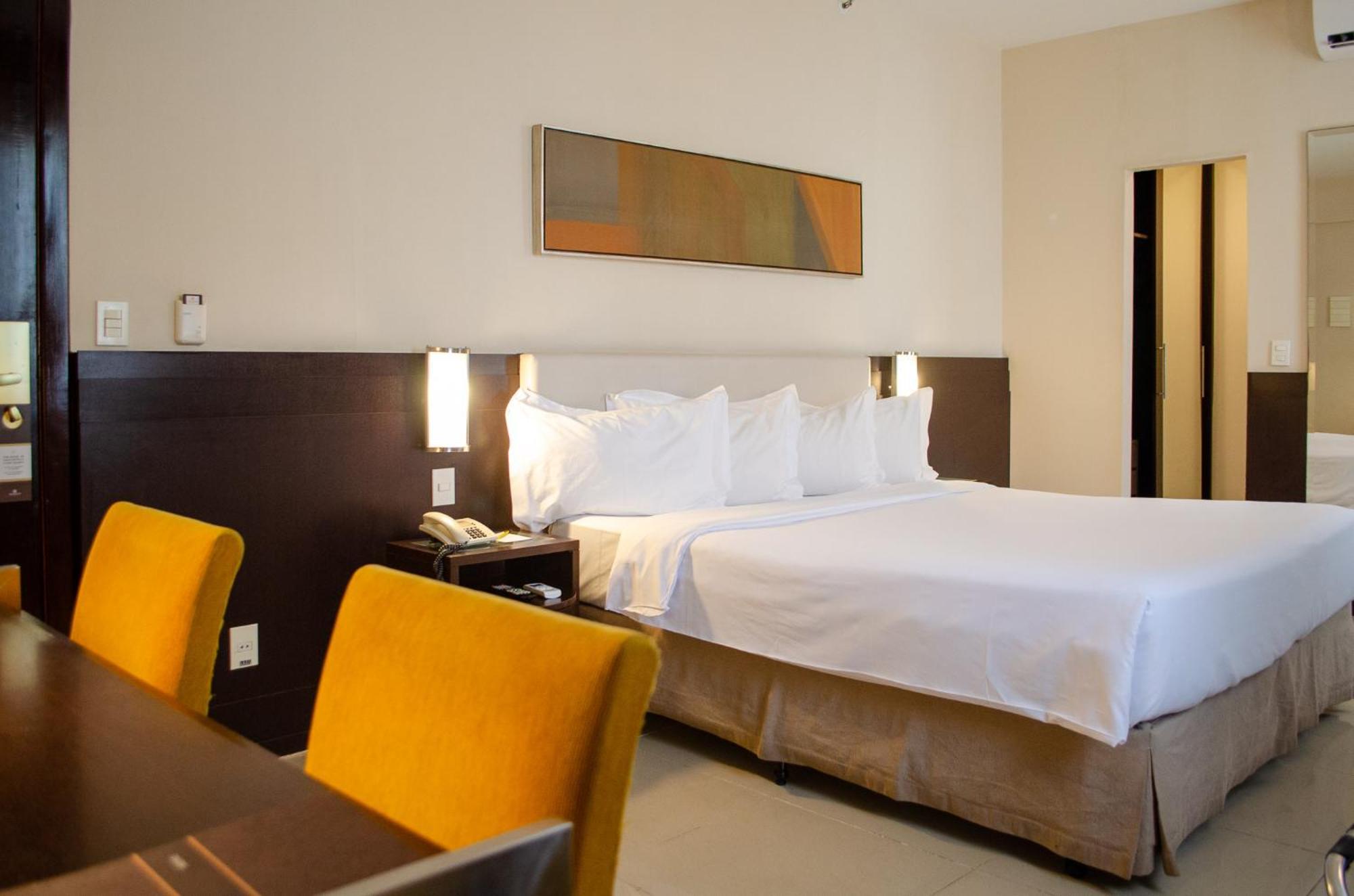 Royal Boutique Savassi Hotel เบโลโอรีซอนชี ภายนอก รูปภาพ A typical room at the hotel
