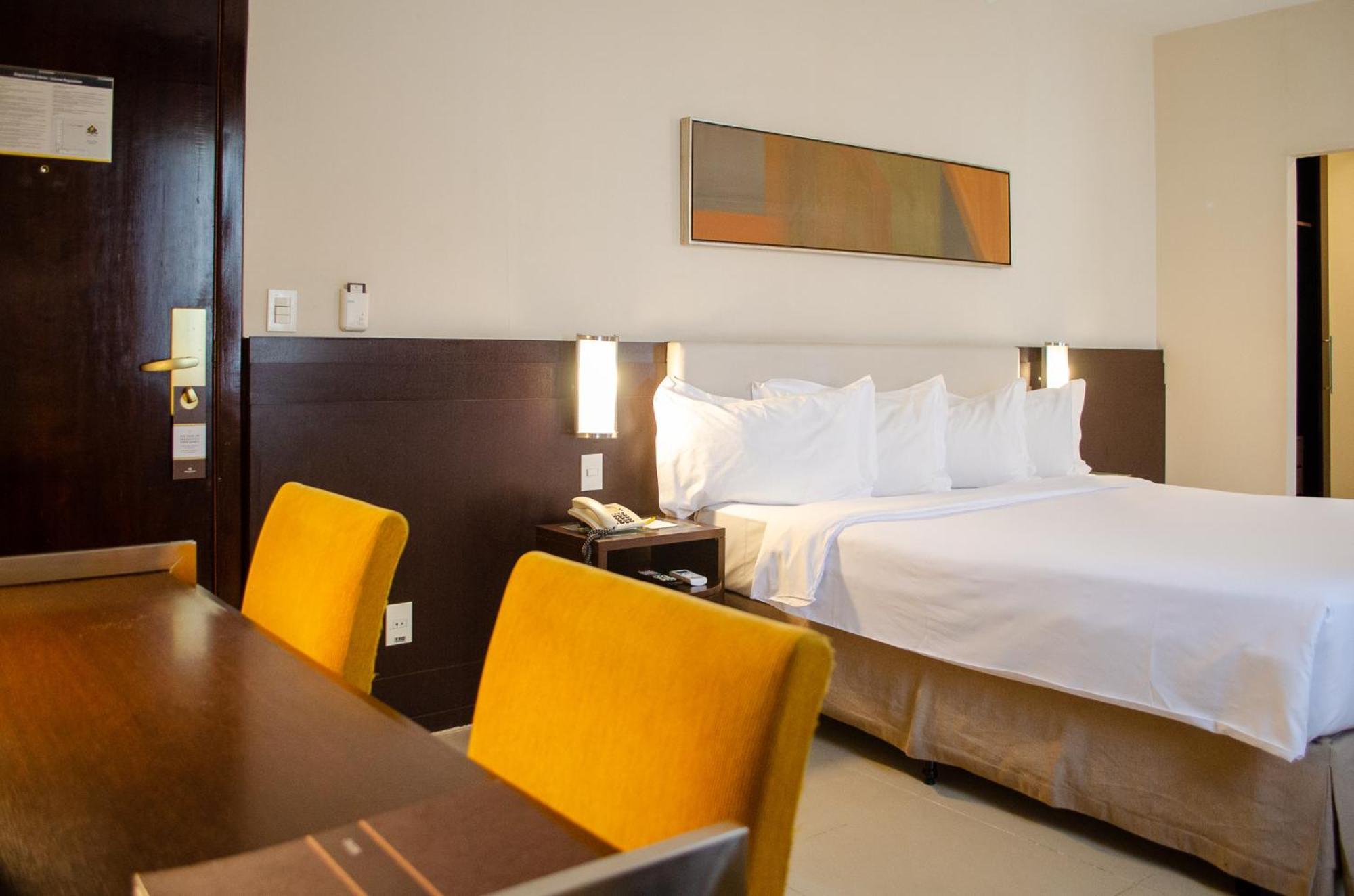 Royal Boutique Savassi Hotel เบโลโอรีซอนชี ภายนอก รูปภาพ A room at the hotel