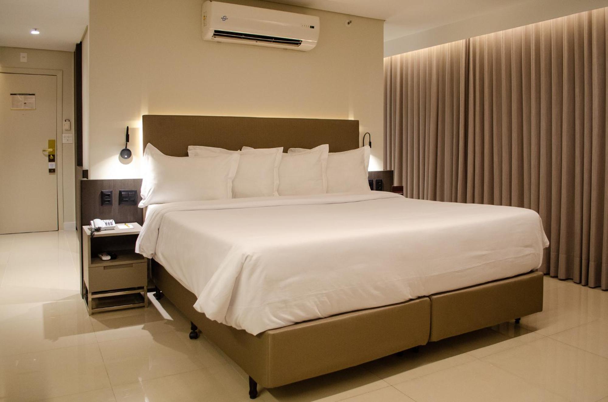 Royal Boutique Savassi Hotel เบโลโอรีซอนชี ภายนอก รูปภาพ A bedroom at the hotel